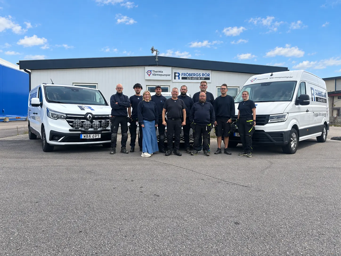 Teamet på Fröbergs Rör samlat framför företagets lokaler och servicebilar