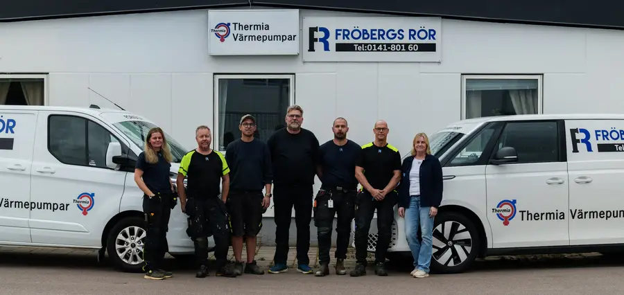 Teamet på Fröbergs Rör framför lokalen och servicebilarna